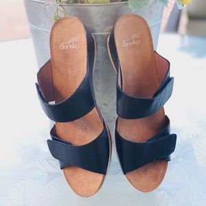 Black strap leather dansko wedge sandals!